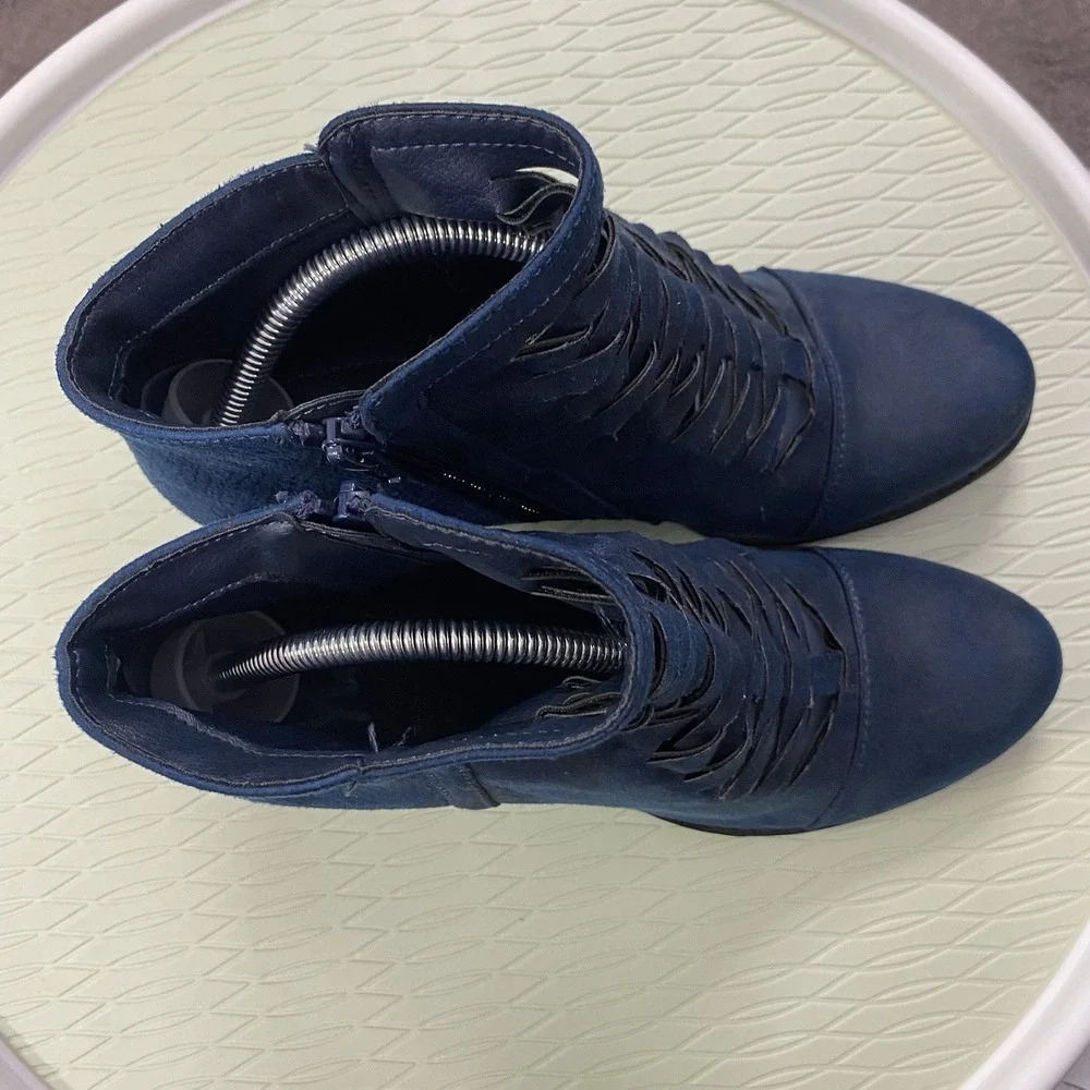 Yuu Booties, Ranser Zip On Women's 7M Navy Blue Leather‎ Chunk Heel Design